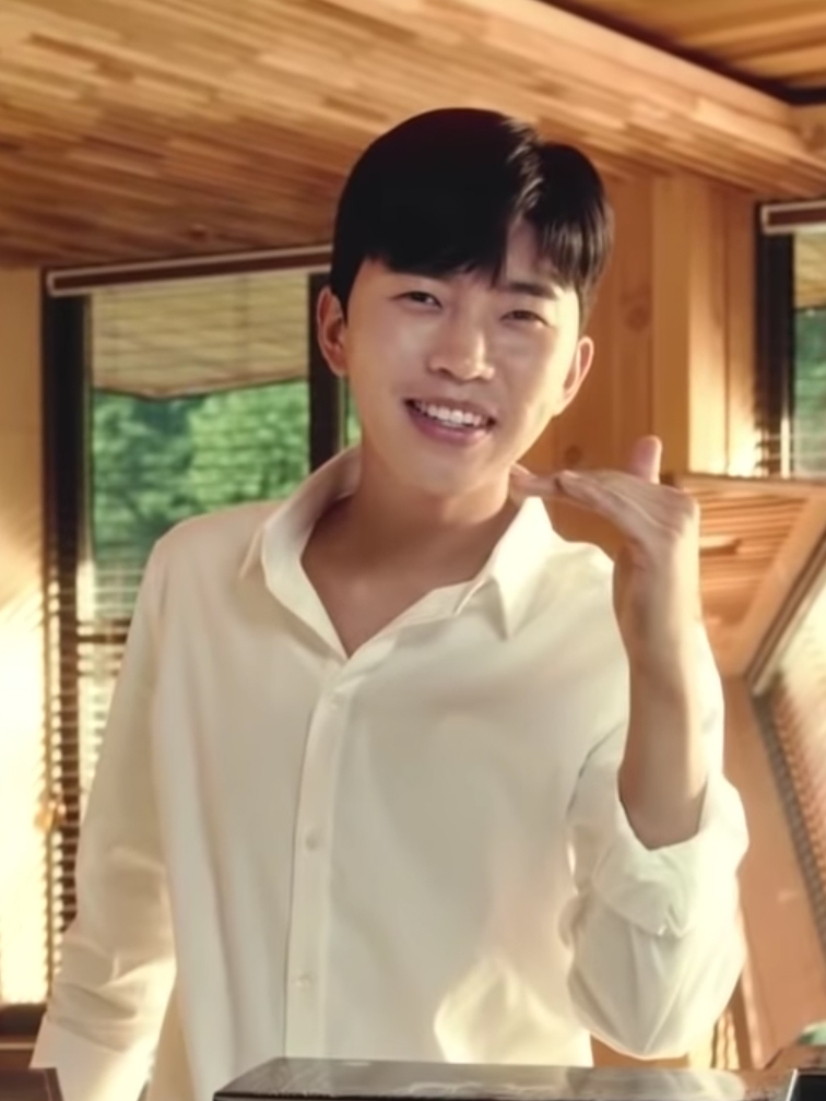 흰 셔츠를 입고 밝게 웃는 임영웅의 2020년 모습