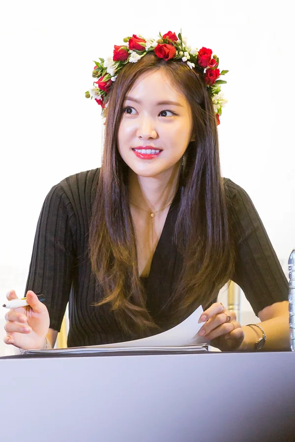 손나은 프로필